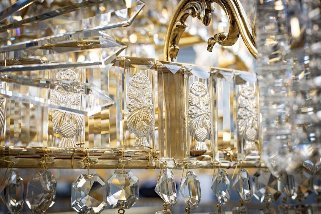 Křišťálový lustr z Hejnic se vrací do chrámu po obnově